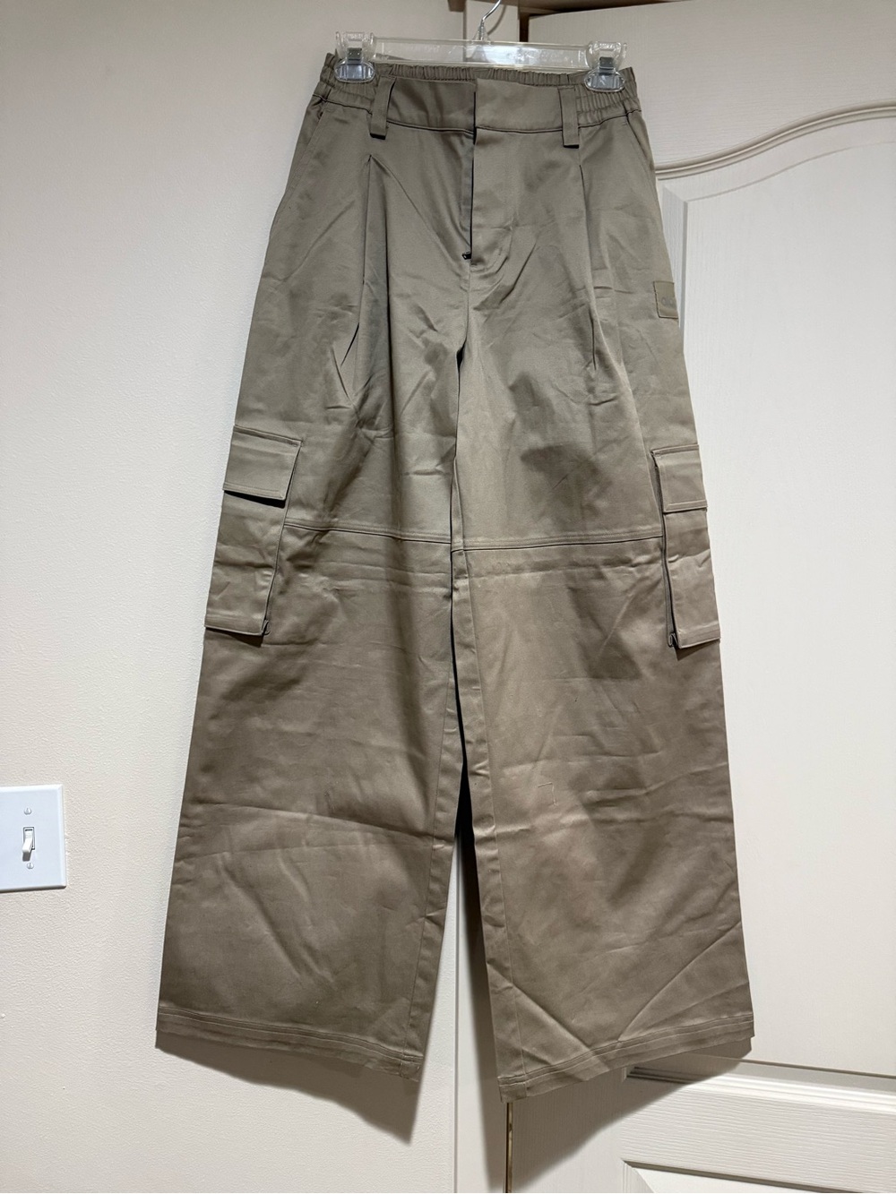 Alo High Waste Night Out Cargo Pants in Khaki